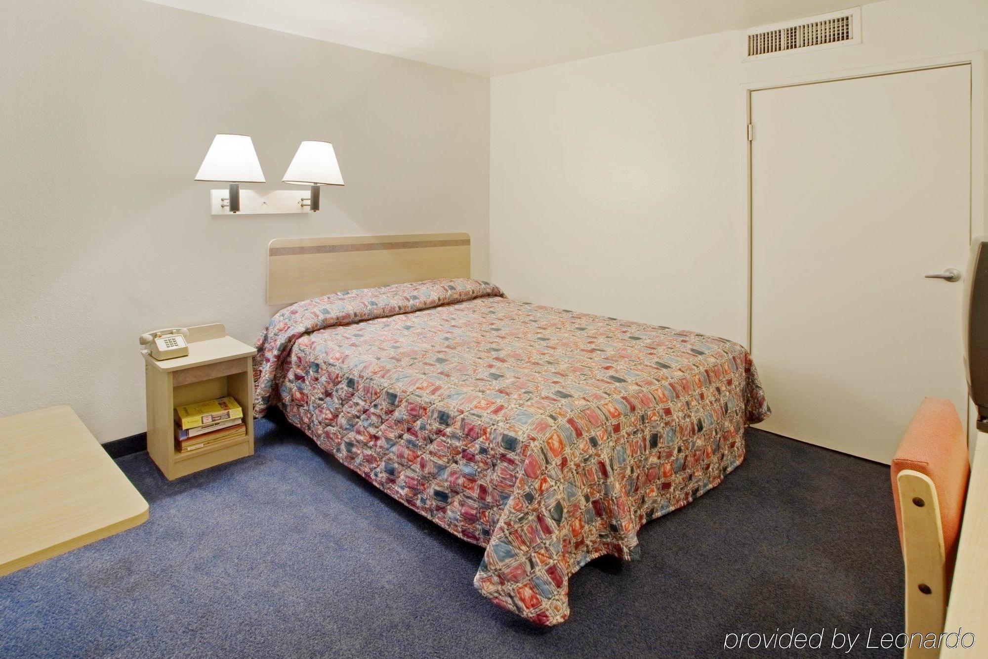 שרונוויל Travel Inn מראה חיצוני תמונה